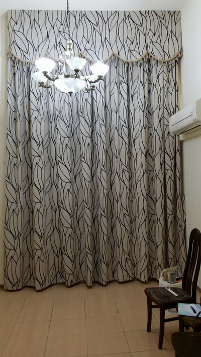 傳統窗簾是手拉式的,不同於電動窗簾.